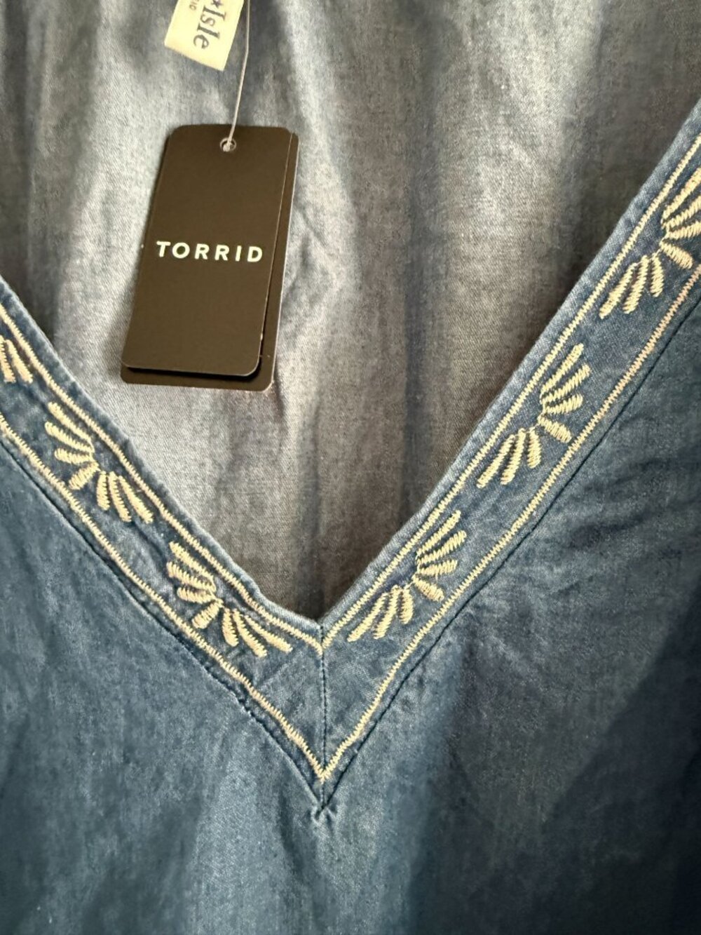 NWT Torrid Belle Isle V-Neck Scallop Edge Bubble Sleeve Chambray Embroidered 4X - Picture 3 of 10